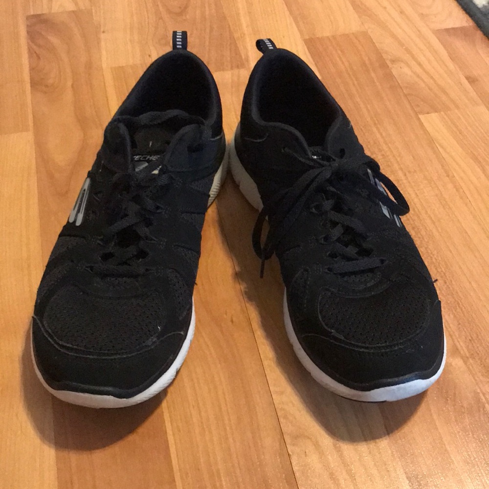 ♦️ Sale!♦️ Sketchers Black Memory Foam Tennis